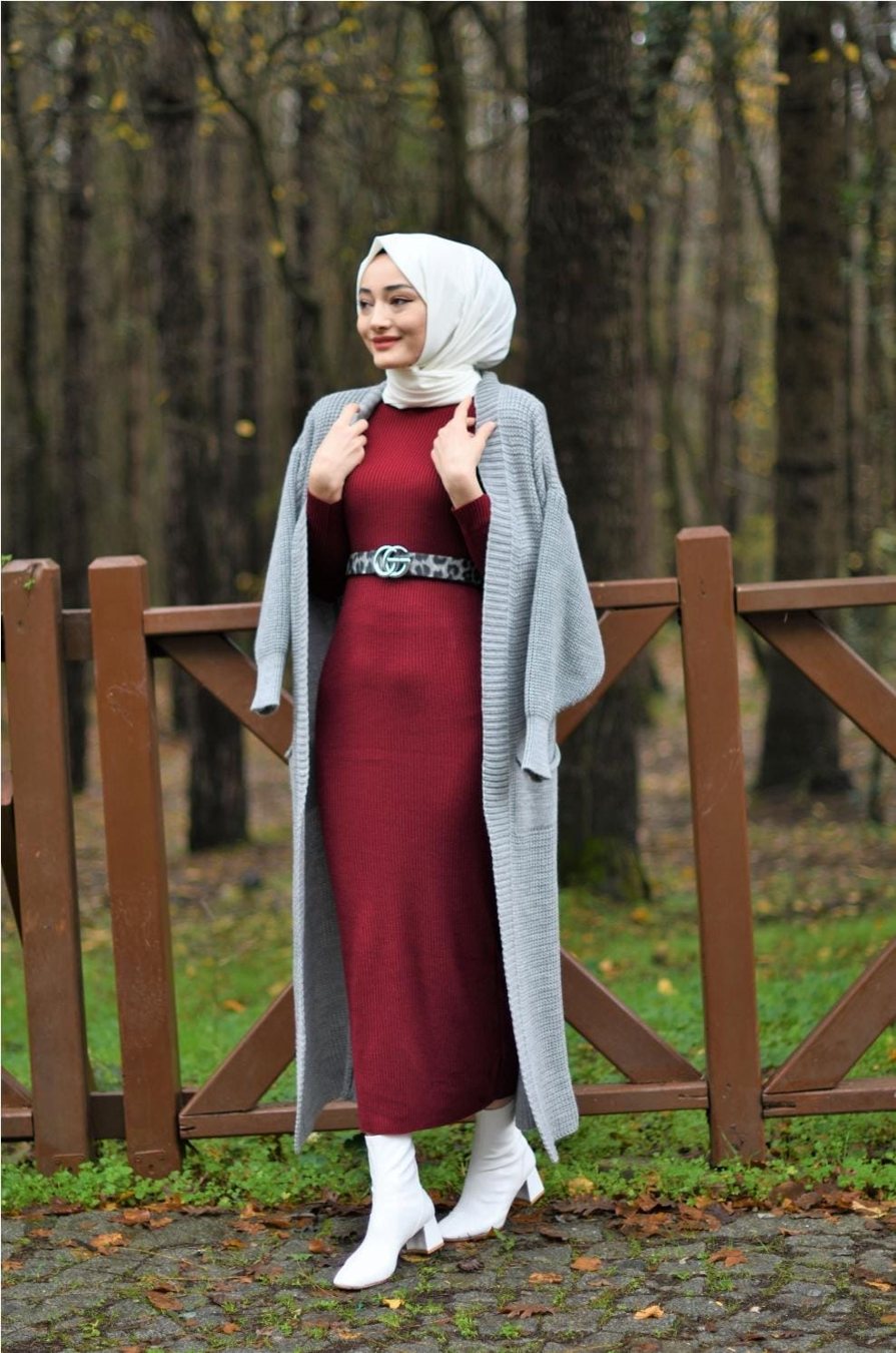 Gri triko hırka ve bordo elbise ikili takım